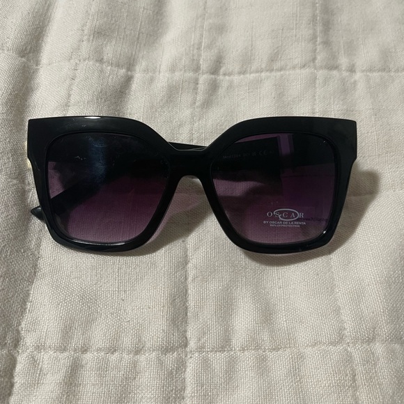 Oscar de la Renta Accessories - Oscar de la renta black sunglasses